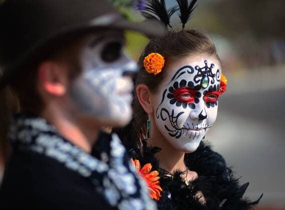Dia de los Muertos: Tag der Toten in New Mexiko, USA November 6, 2016 - Albuquerque, New Mexico, U.S. - JEFF DEACON, left, and DIANNA KREISA wait for the Dia de los Muertos Marigold Parade to start. Albuquerque U.S. - ZUMAab1_ 20161106_zaf_ab1_033