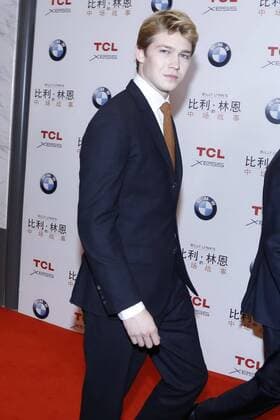 Billy Lynns Long Halftime Walk Filmpremiere in Peking BEIJING, CHINA - NOVEMBER 06: British actor Joe Alwyn attends the premiere of director Ang Lee s film Billy Lynn s Long Halftime Walk on November 6, 2016 in Beijing, China.  CFP495115810