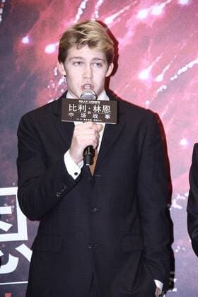 Billy Lynns Long Halftime Walk Filmpremiere in Peking BEIJING, CHINA - NOVEMBER 06: British actor Joe Alwy attends the premiere of director Ang Lee s film Billy Lynn s Long Halftime Walk on November 6, 2016 in Beijing, China.  CFP495116708