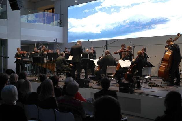 Ben Palmer (Artistic Director Orchestra St. Paul s) dirigiert das Deutsche Kammerorchester Berlin zu seiner Kompostion Bach Dreams (Uraufführung) bei Driven by Music- im DRIVE.Volkswagen Group Forum Berlin.
