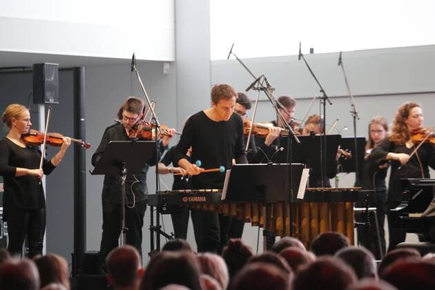 Pascal SChumacher, Sebastian Knauer spielen UeberBach mit dem Deutschen KAmmerorchester Berlin bei Driven by Music- im DRIVE.Volkswagen Group Forum Berlin.