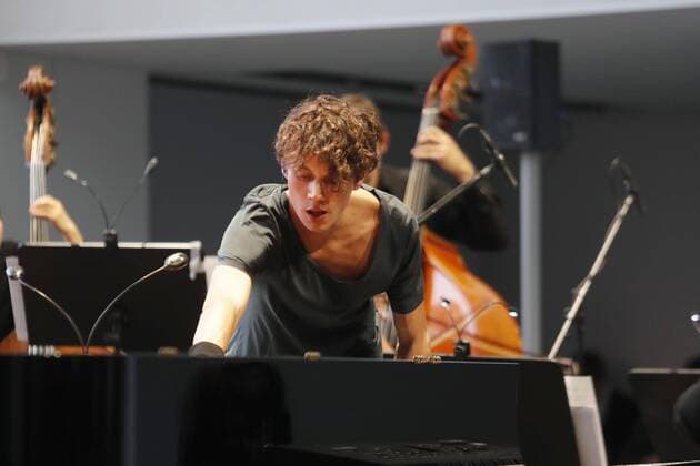 Francesco Tristano spielt mit dem Deutschen Kammerorchester Berlin seine neue Kompostiton Neihou (Uraufführung) bei Driven by Music- im DRIVE.Volkswagen Group Forum Berlin.