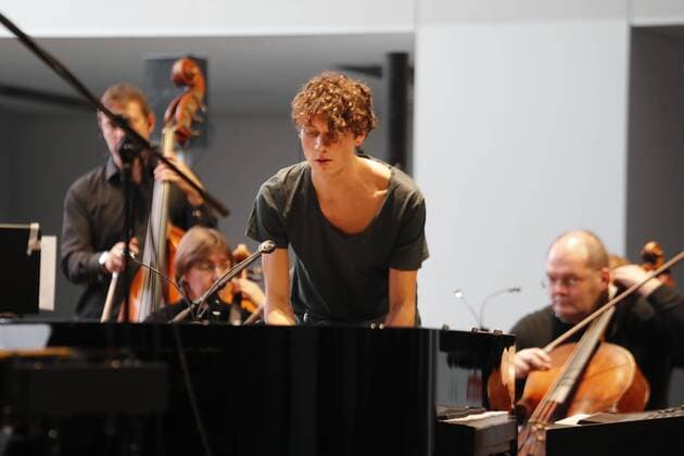 Francesco Tristano spielt mit dem Deutschen Kammerorchester Berlin seine neue Kompostiton Neihou (Uraufführung) bei Driven by Music- im DRIVE.Volkswagen Group Forum Berlin.