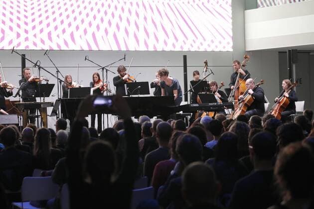 Francesco Tristano spielt mit dem Deutschen Kammerorchester Berlin seine neue Kompostiton Neihou (Uraufführung) bei Driven by Music- im DRIVE.Volkswagen Group Forum Berlin.
