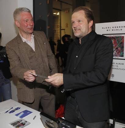 Sebastian Knauer (Pianist) signiert CDs bei Driven by Music- im DRIVE.Volkswagen Group Forum Berlin.
