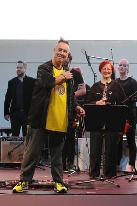Nigel Kennedy, Birgit Schmieder (Oboe); Nigel Kennedy praesentiert sein neues Album My World (Uraufführung) mit dem Deutschen Kammerorchester Berlin bei Driven by Music- im DRIVE.Volkswagen Group Forum Berlin.