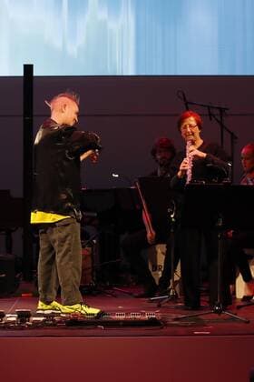 Nigel Kennedy, Birgit Schmieder (Oboe); Nigel Kennedy praesentiert sein neues Album My World (Uraufführung) mit dem Deutschen Kammerorchester Berlin bei Driven by Music- im DRIVE.Volkswagen Group Forum Berlin.