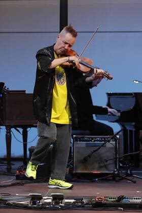 Nigel Kennedy praesentiert sein neues Album My World (Uraufführung) mit dem Deutschen Kammerorchester Berlin bei Driven by Music- im DRIVE.Volkswagen Group Forum Berlin.