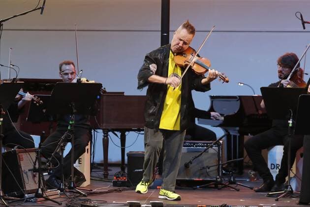 Nigel Kennedy praesentiert sein neues Album My World (Uraufführung) mit dem Deutschen Kammerorchester Berlin bei Driven by Music- im DRIVE.Volkswagen Group Forum Berlin.