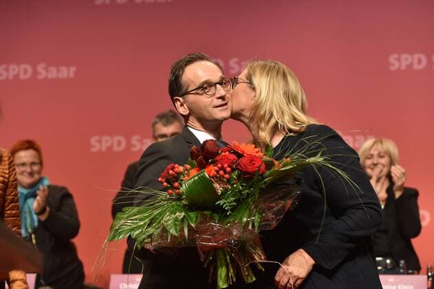 Die Landesdelegiertenversammlung der SPD Saar findet am Montag (7.11.2016) in der Saarbrücker Kongre§halle statt. Im Bild: Wirtschaftsministerin Anke Rehlinger, die Spitzenkandidatin für die Landtagswahl 2017, gartuliert Bundesjustizminister Heiko Maas zum 1. Platz auf der Landesliste zur Bundestagswahl.