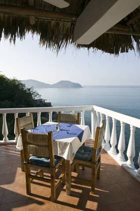 Mexico, Guerrero, Zihuatanejo. Cafe Table over Zihuatanejo Bay  Copyright: xWalterxBibikowx xDanitaxDelimont SA13 WBI0637