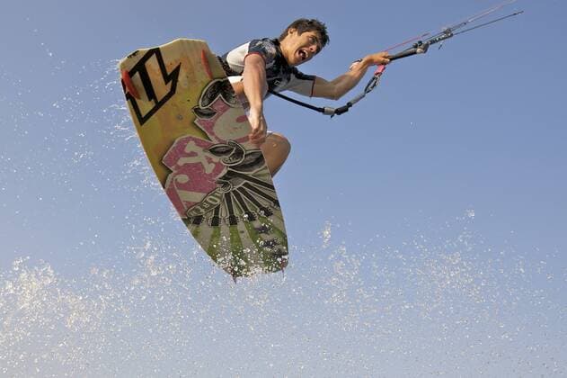 IMAGO Creative: 2022 Farbe des Jahres: Very Peri, Veilchenblau USA, California, Sherman Island. Jon VanMalsen does a handle pass while kiteboarding. Credit as: Josh Anon Jaynes Gallery DanitaDelimont.com  Copyright: xBillxJaynesx(BJA)x xDanitaxDelimont US05 BJA0372