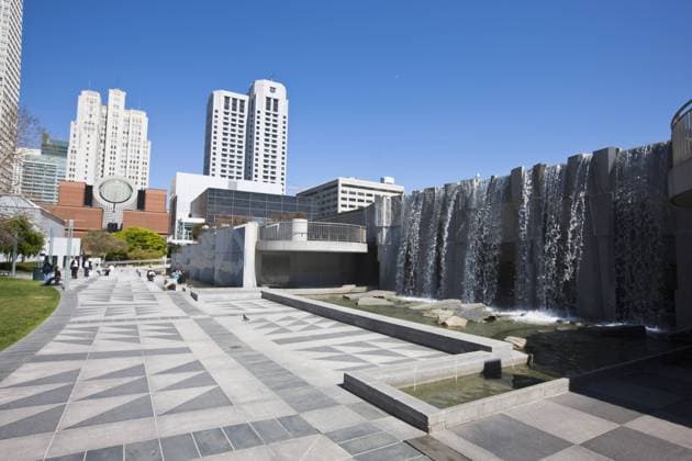 Architektur von Fumihiko Maki Yerba Buena Gardens Waterfall and walkway leading to San Francisco Museum of Modern Art. San Francisco, California  Copyright: xJimxGoldsteinx xDanitaxDelimont US05 JGS0363