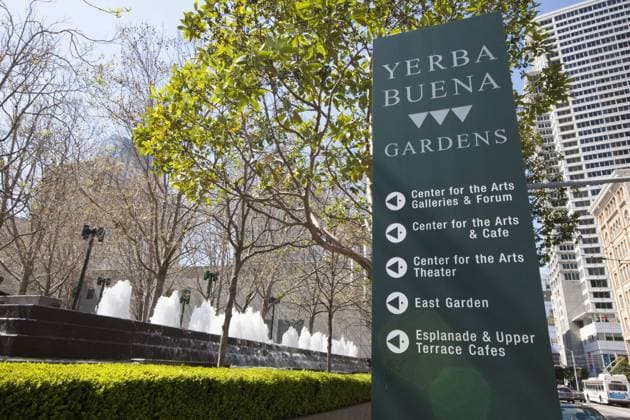 Architektur von Fumihiko Maki Yerba Buena Gardens information sign with a fountain in the background. San Francisco, California  Copyright: xJimxGoldsteinx xDanitaxDelimont US05 JGS0369