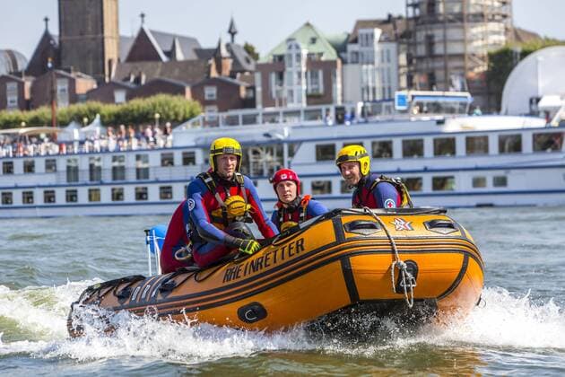 Übung von Wasserrettungseinheiten auf dem Rhein bei Düsseldorf, Rettungsboote mit Rettungsschwimmer, DRK Wasserwacht, Rheinretter,