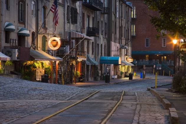 USA, Georgia, Savannah. Scenic view of the cobblestone River Street at night in the Historic Riverfront District of Savannah in the state of Georgia.  Copyright: xJuliexEggersx xDanitaxDelimont US11 JEG0117