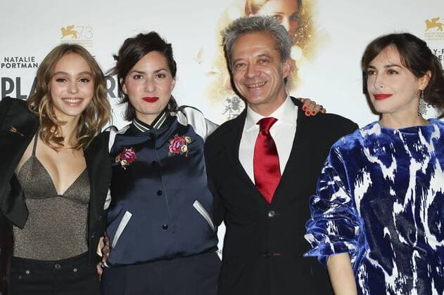 Lily Rose Depp Rebecca Zlotowski Emmanuel Salinger Amira Casar - Photocall Film Planetarium - Paris - 08 11 2016 GwendolineLeGoff Panoramic 