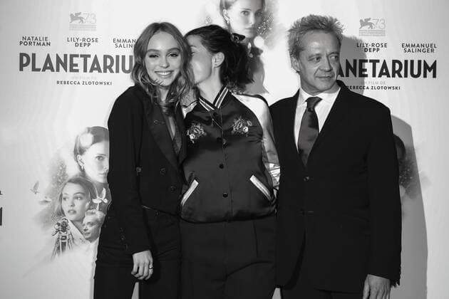 Lily Rose Depp Rebecca Zlotowski Emmanuel Salinger - Photocall Film Planetarium - Paris - 08 11 2016 GwendolineLeGoff Panoramic 
