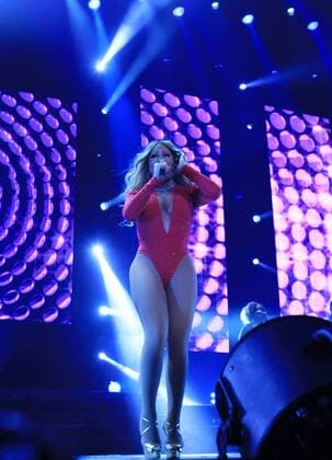 US singer Mariah Carey performs at her show The Sweet Sweet Fantasy Tour in Arena Mexico City, in Mexico City, Mexico, 8 November 2016. EFE MARIO GUZMAN MARIAH CAREY IN MÉXICO !ACHTUNG: NUR REDAKTIONELLE NUTZUNG!  epa 20161109-636142665971967595