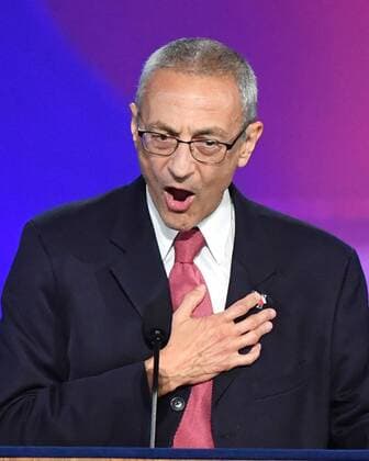 USA-Wahlen - Clintons Wahlkampfmanager John Podesta gibt Statement ab John Podesta, chairman of the 2016 Hillary Clinton presidential campaign, calls an end to Democratic presidential candidate Hillary Clinton s election night rally at the Javits Center in New York on November 8, 2016. Podesta told everybody to go home at get some sleep.  NYP20161108850 KEVINxDIETSCH