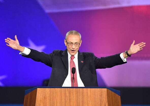 Bilder des Tages USA-Wahlen - Clintons Wahlkampfmanager John Podesta gibt Statement ab John Podesta, chairman of the 2016 Hillary Clinton presidential campaign, calls an end to Democratic presidential candidate Hillary Clinton s election night rally at the Javits Center in New York on November 8, 2016. Podesta told everybody to go home at get some sleep.  NYP20161108854 KEVINxDIETSCH