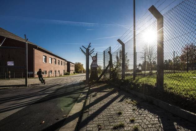 Ray Barracks, Friedberg, Bild x von 6 Friedberg, (für LOK), 31.10.2016 Ray Barracks, Friedberg, im Bild: Außenansicht Ray Barracks, Eingang, Zugang, Am Dachspfad Ecke Am Wartfeld, Flüchtlingskind Flüchtlingsjunge fährt Roller,