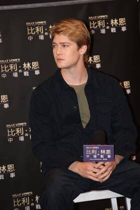 HONG KONG, CHINA - NOVEMBER 09: British actor Joe Alwyn attends the premiere of Ang Lee s film Billy Lynn s Long Halftime Walk on November 9, 2016 in Hong Kong, China.  CFP495245832
