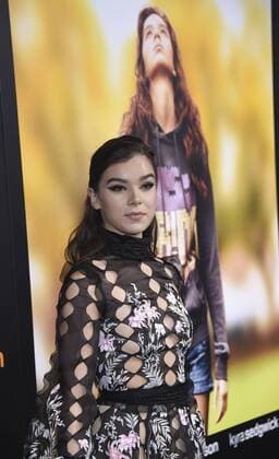 Cast member Hailee Steinfeld attends the premiere of The Edge of Seventeen held at the Regal LA Live in Los Angeles on November 9, 2016.  LAP20161109108 PHILxMcCARTEN