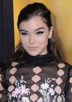 November 9, 2016 - Los Angeles, CA, United States - 09 November 2016 - Los Angeles, California. Hailee Steinfeld. Screening Of STX Entertainment s The Edge Of Seventeen at Regal LA Live Stadium 14. Photo Credit: AdMedia Los Angeles United States - ZUMAa123 20161109_zaa_a123_392
