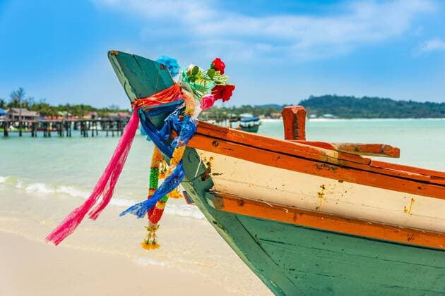 Idyllischer Sandstrand mit traditionellem Longtail Boot, Detail, Long Beach, Sok San Village, Koh Rong, Krong Preah Sihanouk, Sihanoukville, Preah Sihanouk, Kambodscha, Asien Copyright: imageBROKER/ValentinxWolf ibxvfw04406732.jpg
