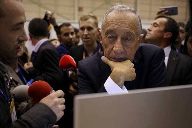 Bilder des Tages November 10, 2016 - Lisbon, Portugal - Portugal s President Marcelo Rebelo de Sousa listens a Portuguese Entrepreneur during a visit to Portuguese booths at the startup alley area at the Web Summit in Lisbon, Portugal on November 10, 2016. Photo: Lisbon Portugal  - ZUMAn230 20161110_zaa_n230_229