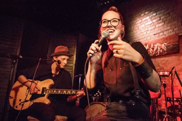 Buchpremiere: Myriam von M stellt am 08.11.2016 im Bassy Club in Berlin ihr Buch - Fuck Cancer - vor. Stefanie Heinzmann spielt im Rahmen der Buchpremiere ein Unplugged-Konzert. Buchpremiere - Myriam von M in Berlin