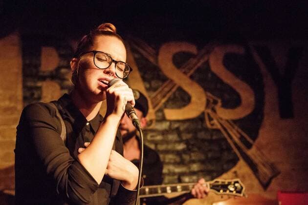 Buchpremiere: Myriam von M stellt am 08.11.2016 im Bassy Club in Berlin ihr Buch - Fuck Cancer - vor. Stefanie Heinzmann spielt im Rahmen der Buchpremiere ein Unplugged-Konzert. Buchpremiere - Myriam von M in Berlin