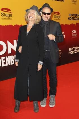 Gabi Bauer mit Ehemann bei der Premiere des Musicals Hinterm Horizont im Operettenhaus. Hamburg, 10.11.2016 Foto:xH.xHartmannx xFuturexImage