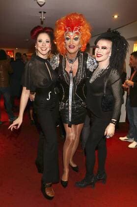 Olivia Jones mit Begleitung bei der Premiere des Musicals Hinterm Horizont im Operettenhaus. Hamburg, 10.11.2016 Foto:xgbrcix xFuturexImage