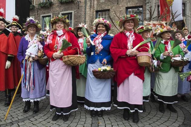 Hoppeditz Erwachen, Auftakt zur Karnevalssession 2016 17, Düsseldorf, Deutschland Düsseldorf, Deutschland, 11. November 2016. Mitglieder der KG Närrische Marktfrauen. Karnevalisten feiern Hoppeditz Erwachen, den Auftakt der Karnevalssession 2016 2017.