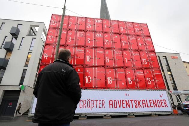 Weltgrößter freistehender Adventskalender aus 30 Schiffscontainern wir in Dortmund vor der evang. Petrikirche aufgebaut. 15 x 13 Meter groß und 64 Tonnen Gesamtgewicht. Ab dem 1.Dezember wird dann täglich um 17:30 ein Christkind von einem Hubsteiger aus ein Tor öffnen. Der Verein „Kinderlachen hat Dortmunder Firmen als Sponsoren zum Container- Ankauf gewonnen, deren Geld in die Hilfsprojekte des Vereins läuft. Dortmund, 11.11.2016