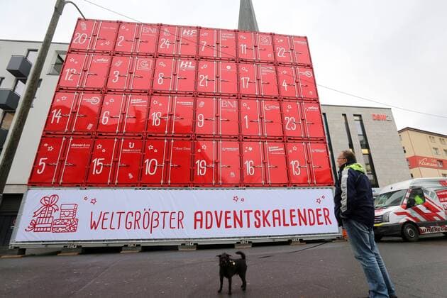 Weltgrößter freistehender Adventskalender aus 30 Schiffscontainern wir in Dortmund vor der evang. Petrikirche aufgebaut. 15 x 13 Meter groß und 64 Tonnen Gesamtgewicht. Ab dem 1.Dezember wird dann täglich um 17:30 ein Christkind von einem Hubsteiger aus ein Tor öffnen. Der Verein „Kinderlachen hat Dortmunder Firmen als Sponsoren zum Container- Ankauf gewonnen, deren Geld in die Hilfsprojekte des Vereins läuft. Dortmund, 11.11.2016
