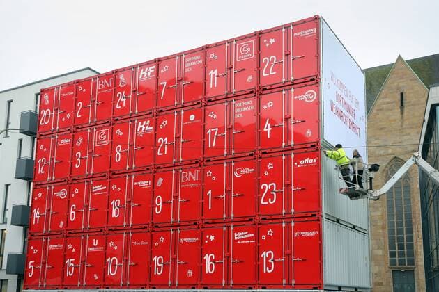 Weltgrößter freistehender Adventskalender aus 30 Schiffscontainern wir in Dortmund vor der evang. Petrikirche aufgebaut. 15 x 13 Meter groß und 64 Tonnen Gesamtgewicht. Ab dem 1.Dezember wird dann täglich um 17:30 ein Christkind von einem Hubsteiger aus ein Tor öffnen. Der Verein „Kinderlachen hat Dortmunder Firmen als Sponsoren zum Container- Ankauf gewonnen, deren Geld in die Hilfsprojekte des Vereins läuft. Dortmund, 11.11.2016