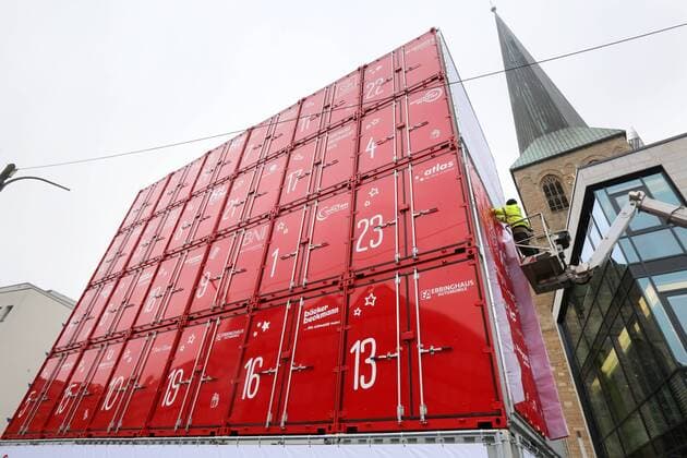 Weltgrößter freistehender Adventskalender aus 30 Schiffscontainern wir in Dortmund vor der evang. Petrikirche aufgebaut. 15 x 13 Meter groß und 64 Tonnen Gesamtgewicht. Ab dem 1.Dezember wird dann täglich um 17:30 ein Christkind von einem Hubsteiger aus ein Tor öffnen. Der Verein „Kinderlachen hat Dortmunder Firmen als Sponsoren zum Container- Ankauf gewonnen, deren Geld in die Hilfsprojekte des Vereins läuft. Dortmund, 11.11.2016