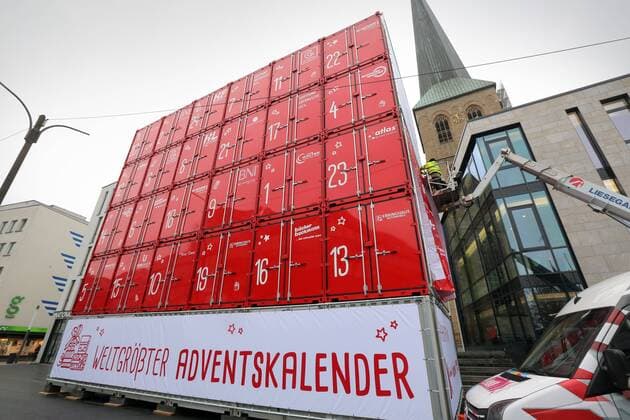 Weltgrößter freistehender Adventskalender aus 30 Schiffscontainern wir in Dortmund vor der evang. Petrikirche aufgebaut. 15 x 13 Meter groß und 64 Tonnen Gesamtgewicht. Ab dem 1.Dezember wird dann täglich um 17:30 ein Christkind von einem Hubsteiger aus ein Tor öffnen. Der Verein „Kinderlachen hat Dortmunder Firmen als Sponsoren zum Container- Ankauf gewonnen, deren Geld in die Hilfsprojekte des Vereins läuft. Dortmund, 11.11.2016