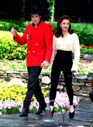 MICHAEL JACKSON & HIS WIFE LISA MARIE PRESLEY.AT NEVERLAND RANCH IN CALIFORNIA..HE OPENED THE RANCH TO HUNDREDS OF CHILDREN SUPPORTED BY HIS CHARITY WORLD CHILDREN .CREDIT: ALL ACTION IPOL GLOBE PHOTOS, INC.1193AA. - ZUMAg49_ 20090625_zaf_g49_120