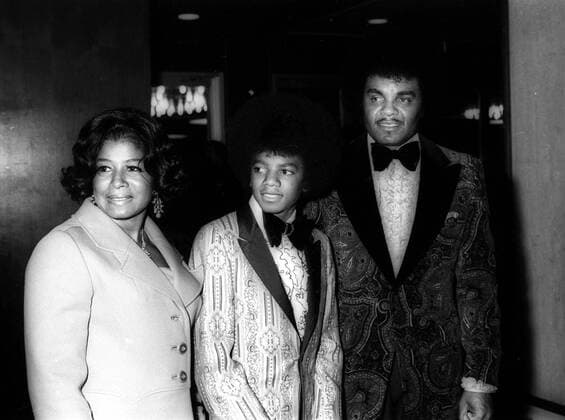 9298.GOLDEN GLOBES 1973.MICHAEL JACKSON WITH PARENTS.PHOTO BY PHIL ROACH IPOL GLOBE PHOTOS INC. - ZUMAg49_ 20090625_zaf_g49_220