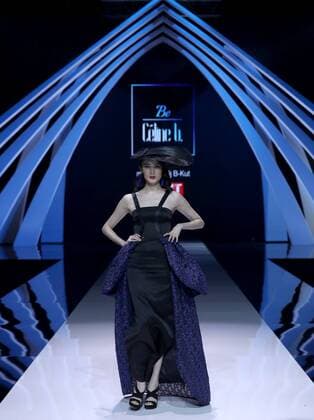 WUHAN, Nov. 11, 2016 -- A model presents a creation designed by Celine Bolton from France during the opening ceremony of the 2016 Wuhan Fashion Week in Wuhan, capital of central China s Hubei Province, Nov. 11, 2016. 2016 Wuhan Fashion Week kicks off here on Nov. 11 and runs until Nov. 15. )(wsw) CHINA-WUHAN-FASHION WEEK (CN) ChenxJianli 