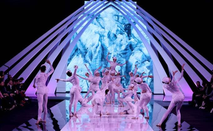 WUHAN, Nov. 11, 2016 -- Performers dance at the presentation of the creations designed by Li Zhen during the opening ceremony of the 2016 Wuhan Fashion Week in Wuhan, capital of central China s Hubei Province, Nov. 11, 2016. 2016 Wuhan Fashion Week kicks off here on Nov. 11 and runs until Nov. 15. )(wsw) CHINA-WUHAN-FASHION WEEK (CN) ChenxJianli 