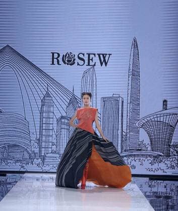 WUHAN, Nov. 11, 2016 -- A model presents a creation designed by Liu Wei during the opening ceremony of the 2016 Wuhan Fashion Week in Wuhan, capital of central China s Hubei Province, Nov. 11, 2016. 2016 Wuhan Fashion Week kicks off here on Nov. 11 and runs until Nov. 15. )(wsw) CHINA-WUHAN-FASHION WEEK (CN) ChenxJianli 