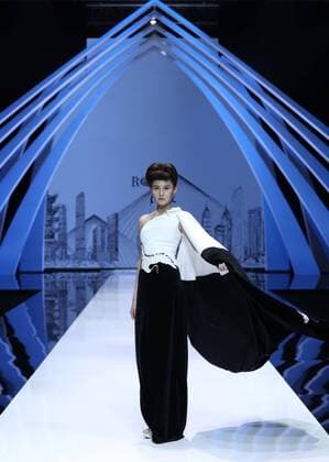 WUHAN, Nov. 11, 2016 -- A model presents a creation designed by Liu Wei during the opening ceremony of the 2016 Wuhan Fashion Week in Wuhan, capital of central China s Hubei Province, Nov. 11, 2016. 2016 Wuhan Fashion Week kicks off here on Nov. 11 and runs until Nov. 15. )(wsw) CHINA-WUHAN-FASHION WEEK (CN) ChenxJianli 