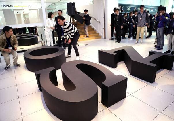 November 12, 2016, Tokyo, Japan - Japan s electronics giant Sony displays the company s transistor radio receiver TR-52 produced in 1955 at the company s retrospective exhibition It s a Sony exhibition at the Sony building in Ginza in Tokyo on Saturday, November 12, 2016. Sony exhibited the company s historical products at the building which was built 50 years ago as Sony will close Sony s landnark Sony building on March 31, 2017 and will open Sony park in 2018 at the place.  (lwxa006217)