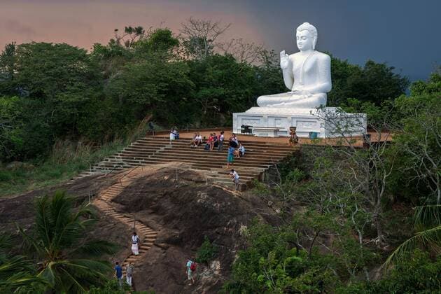 Buddha-Statue, sitzender Buddha, Gewitterstimmung, Mihintale, Nord-Zentralprovinz, Sri Lanka, Asien Copyright: imageBROKER/HarryxLaub iblhal04420138.jpg