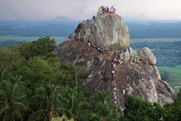  Menschen auf dem Felsen Aradhana Gala, Sila-Felsen, Fels der Einladung, Mihintale, Nord-Zentralprovinz, Sri Lanka, Asien Copyright: imageBROKER/HarryxLaub iblhal04420154.jpg